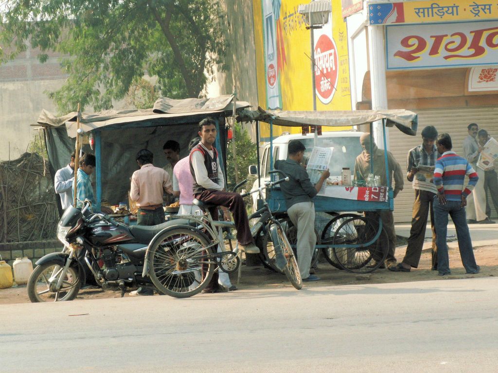 INDIA - KHAJURAHO -> VARANASI - enkele mensen op straat