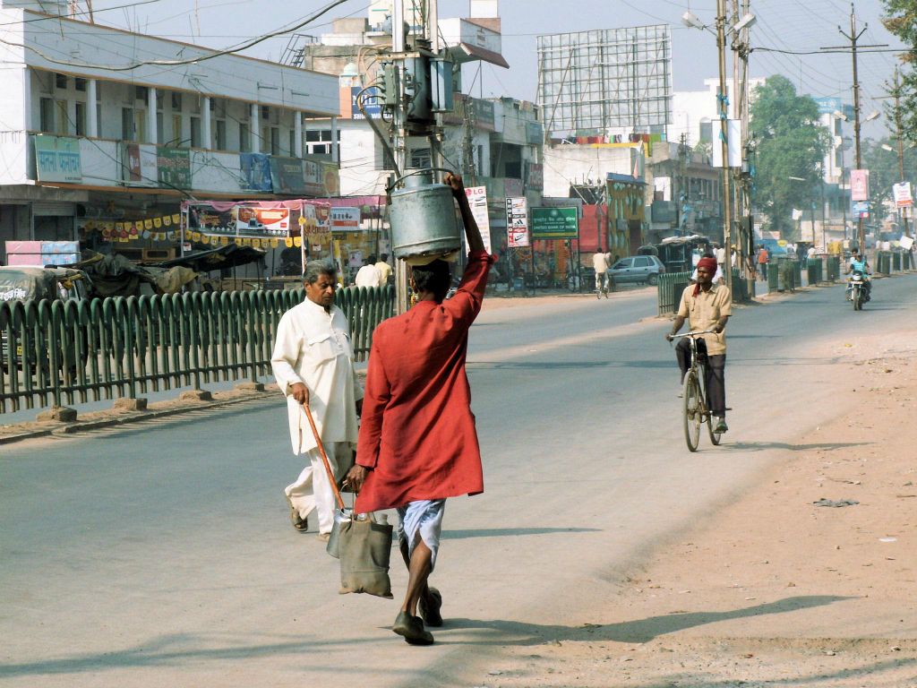 INDIA - KHAJURAHO -> VARANASI - enkele mensen op straat