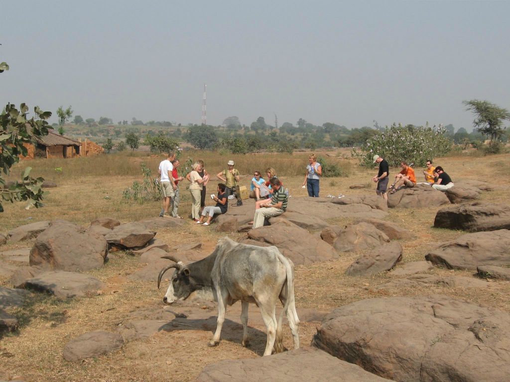INDIA - KHAJURAHO -> VARANASI - Carlos en groepsgenoten aan het picknicken