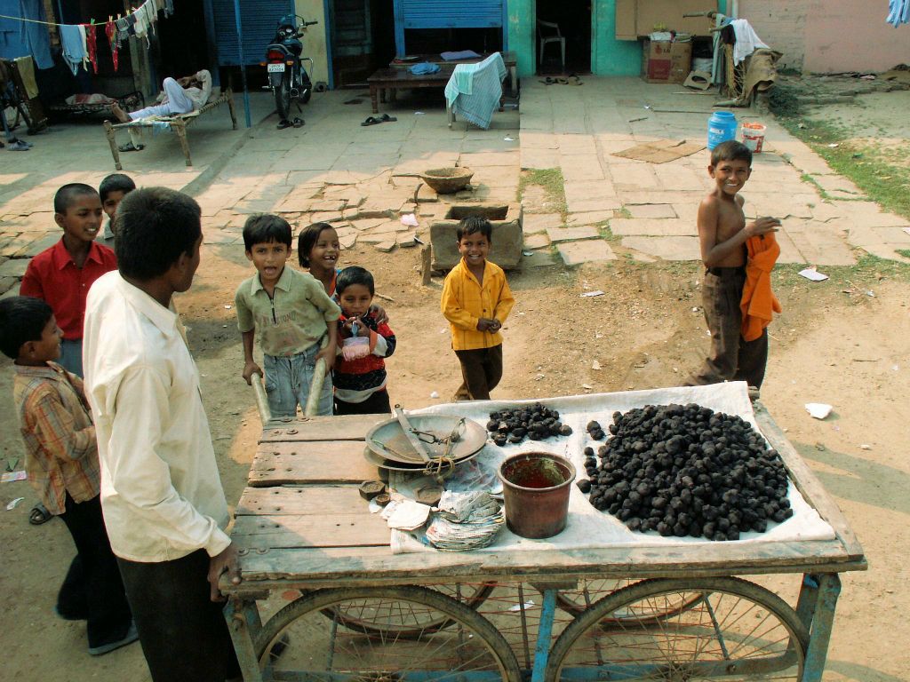 INDIA - KHAJURAHO -> VARANASI - een man een mobiele winkel