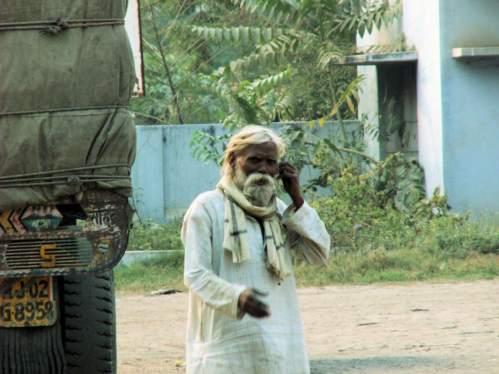 INDIA - KHAJURAHO -> VARANASI - een man