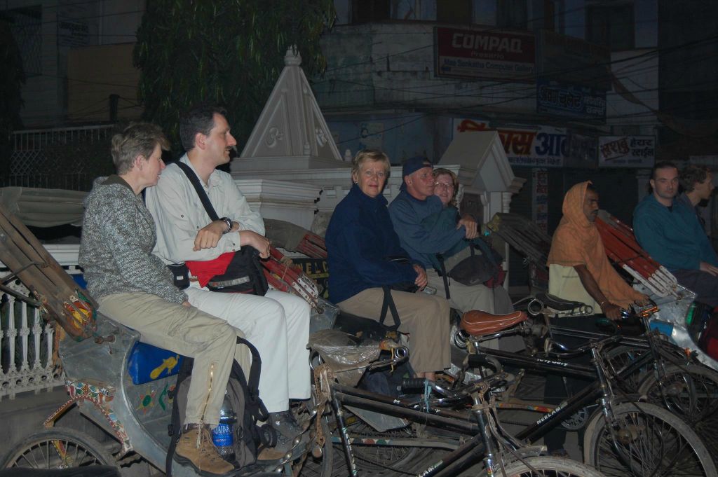 INDIA - VARANASI - vroeg in de ochtend met fiets riksja's naar de Ganges rivier