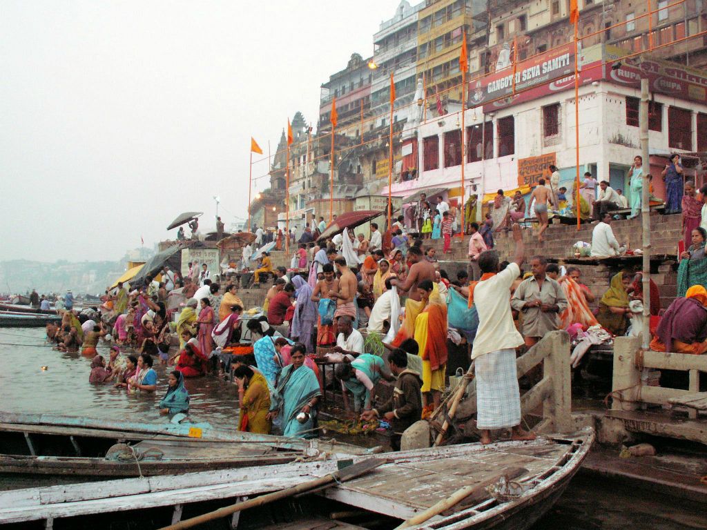 INDIA - VARANASI - vele mensen bij de Ganges rivier
