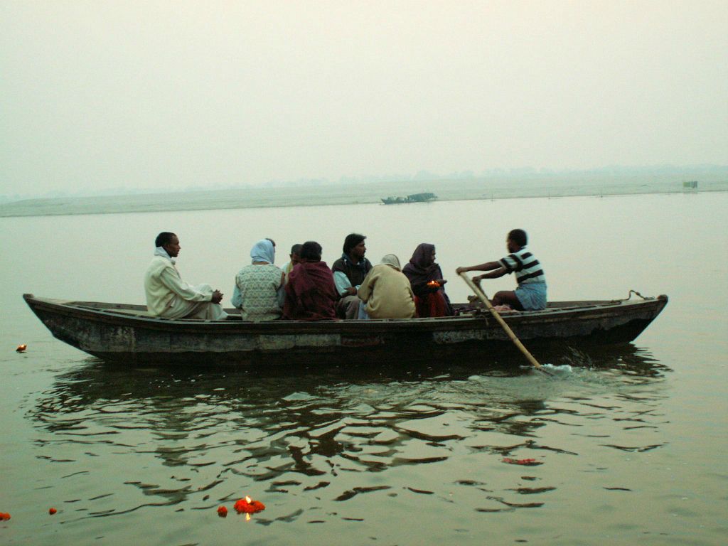 INDIA - VARANASI - een bootje met mensen bij de Ganges rivier