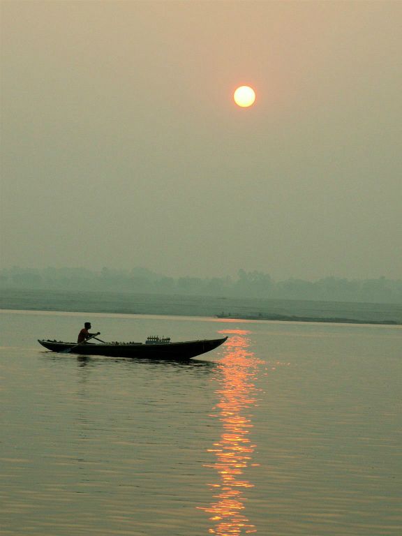 INDIA - VARANASI - een bootje bij de Ganges rivier