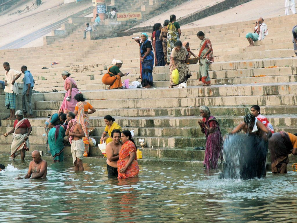 INDIA - VARANASI - vele mensen bij de Ganges rivier