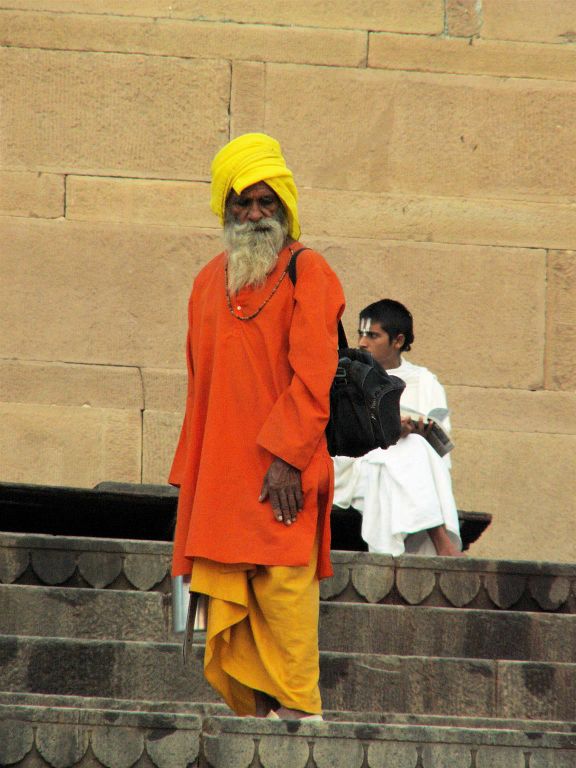 INDIA - VARANASI - een man bij de Ganges rivier