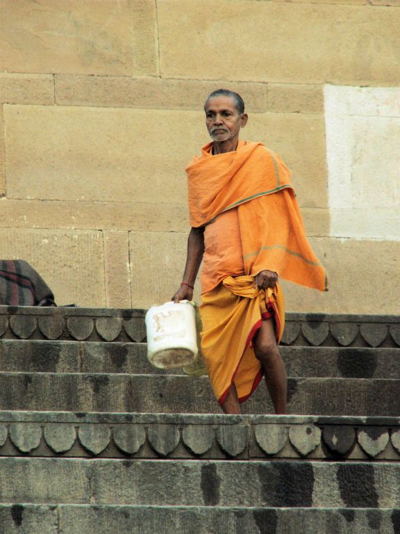 INDIA - VARANASI - een man bij de Ganges rivier