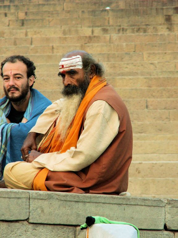 INDIA - VARANASI - een heilige man bij de Ganges rivier