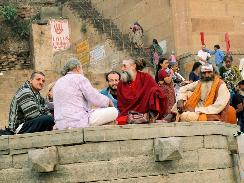 INDIA - VARANASI - enkele mannen bij de Ganges rivier