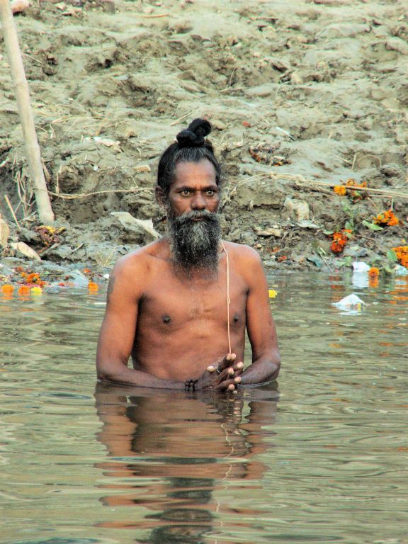 INDIA - VARANASI - een man bij de Ganges rivier