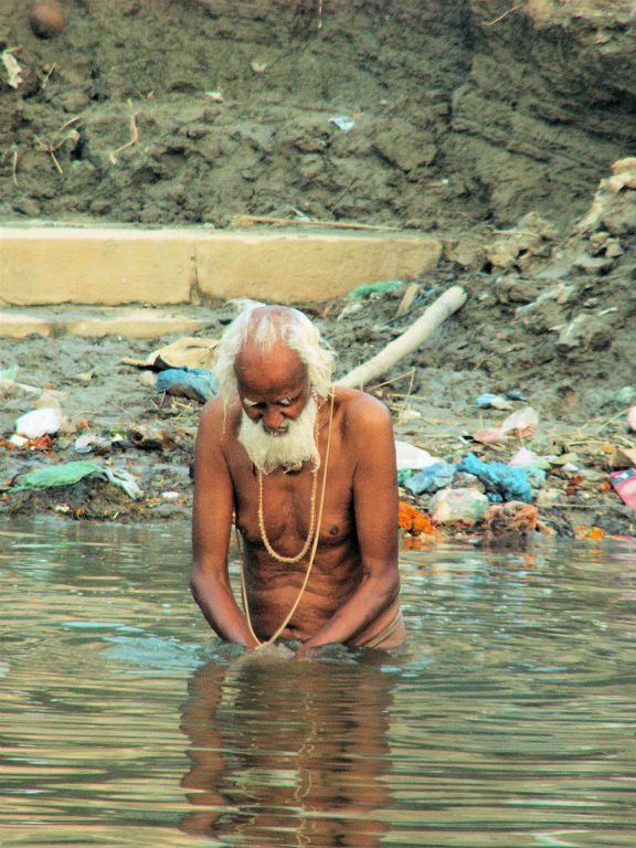 INDIA - VARANASI - een man bij de Ganges rivier