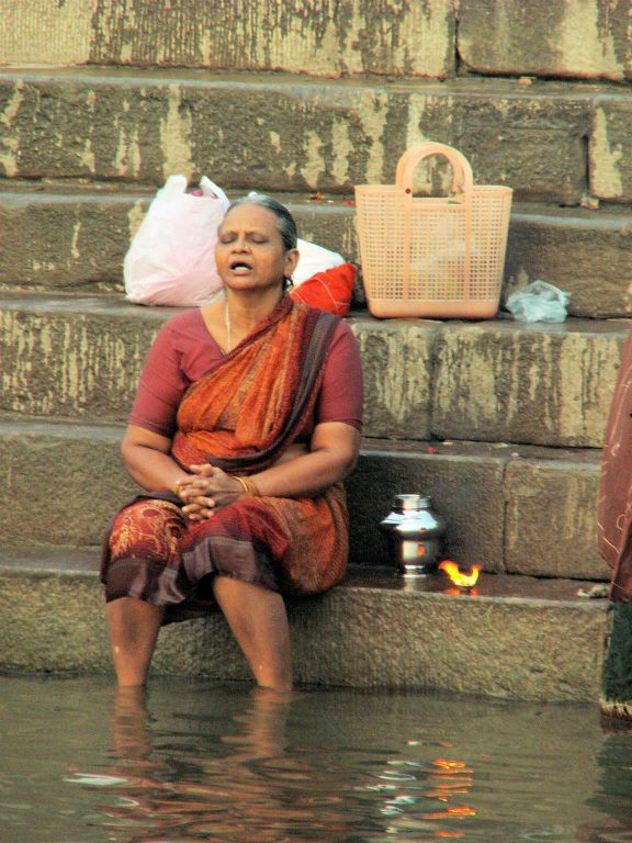 INDIA - VARANASI - een vrouw bij de Ganges rivier