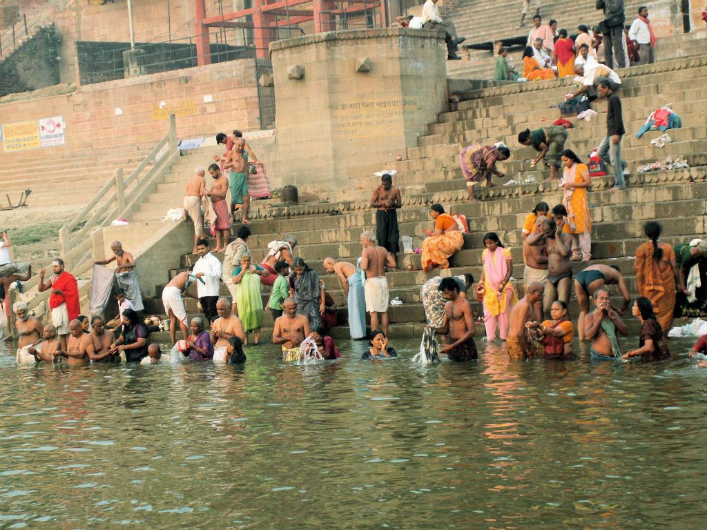 INDIA - VARANASI - vele mensen bij de Ganges rivier