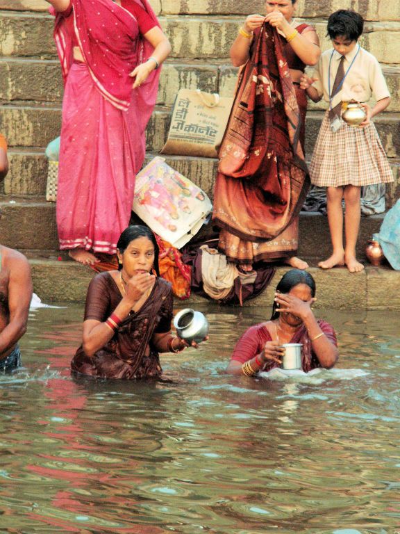 INDIA - VARANASI - twee vrouwen wassen zich in de Ganges rivier