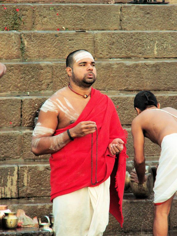 INDIA - VARANASI - een man bij de Ganges rivier