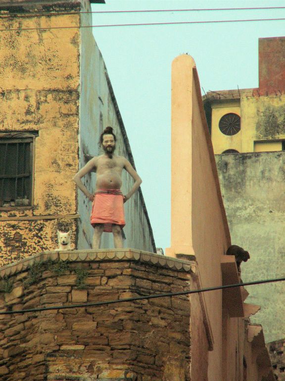 INDIA - VARANASI - een man bij de Ganges rivier