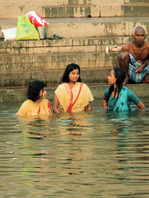 INDIA - VARANASI - drie vrouwen bij de Ganges rivier
