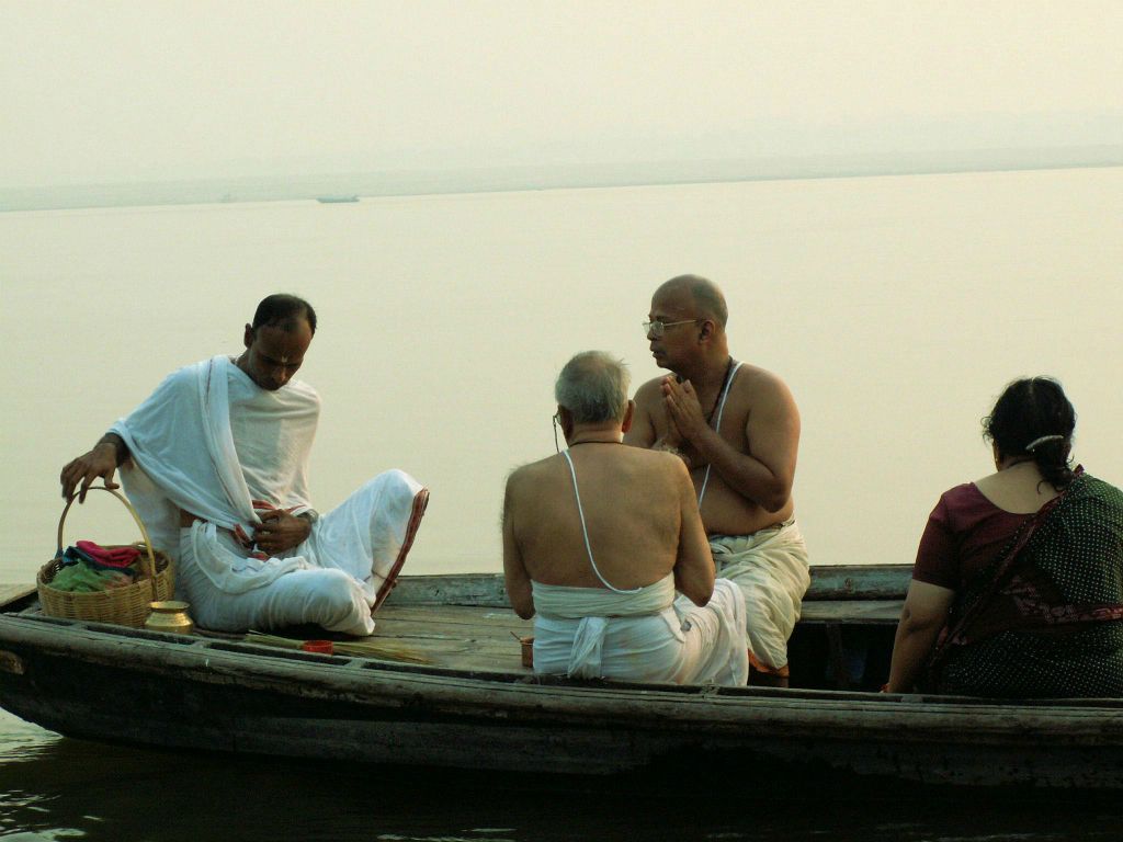 INDIA - VARANASI - enkele monniken in een boot op de Ganges rivier