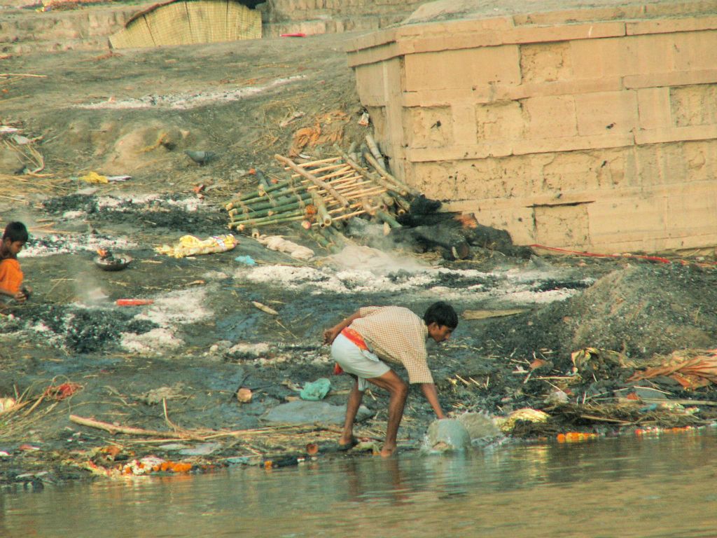 INDIA - VARANASI - een lijkverbrandplaats voor arme mensen bij de Ganges rivier
