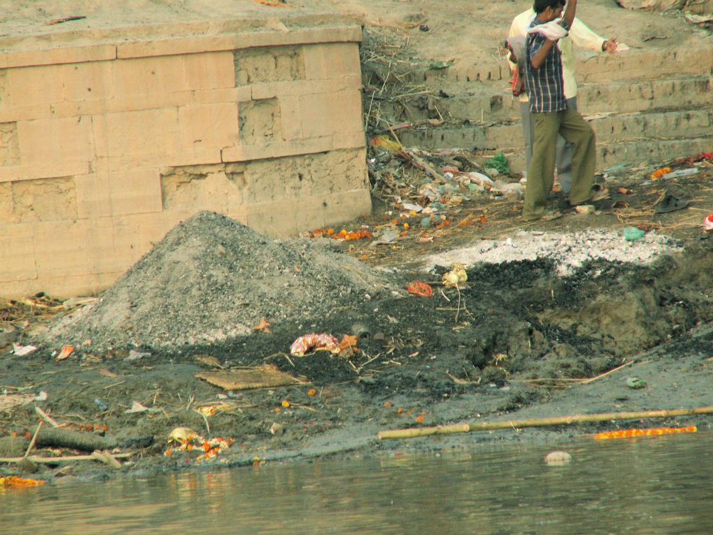INDIA - VARANASI - een lijkverbrandplaats voor arme mensen bij de Ganges rivier