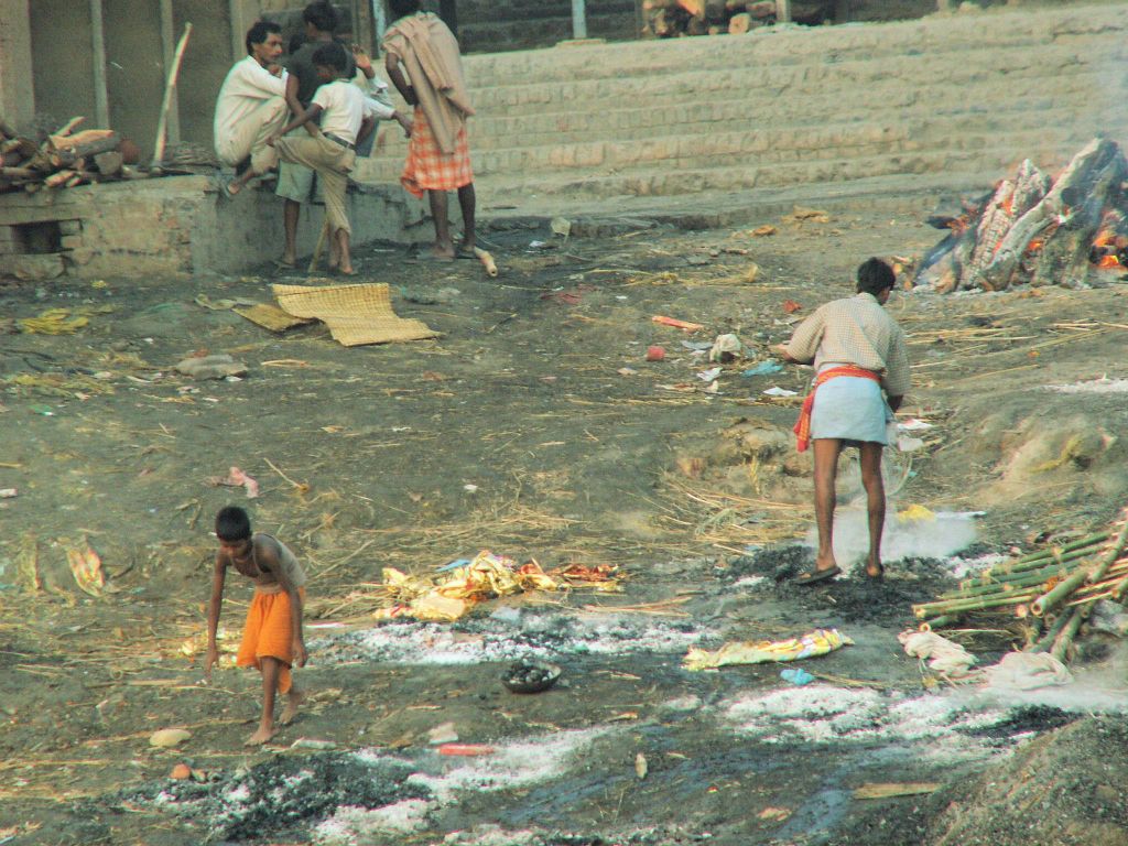 INDIA - VARANASI - een lijkverbrandplaats voor arme mensen bij de Ganges rivier