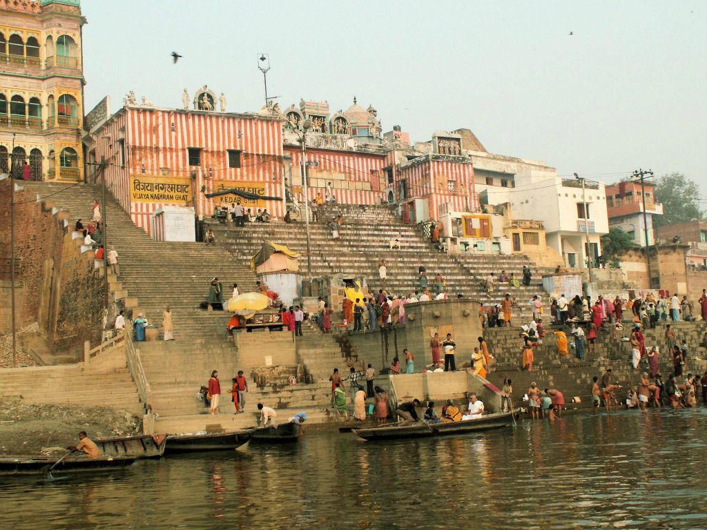 INDIA - VARANASI - vele mensen bij de heilige trap (ghat) bij de Ganges rivier