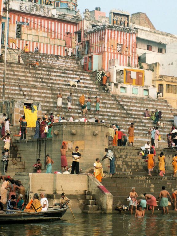 INDIA - VARANASI - vele mensen bij de heilige trap (ghat) bij de Ganges rivier