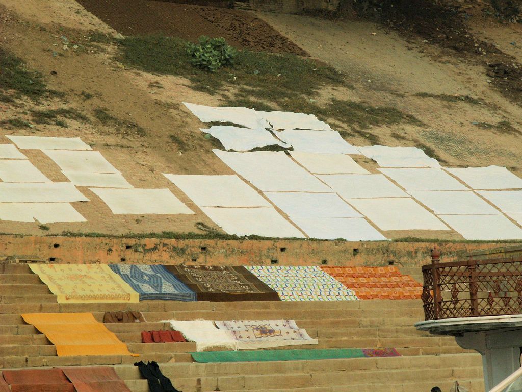 INDIA - VARANASI - het drogen van lakens bij de Ganges rivier