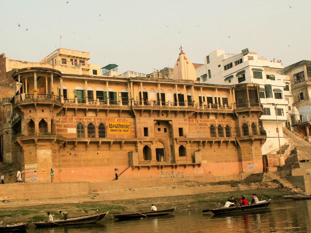 INDIA - VARANASI - een gebouw bij de Ganges rivier