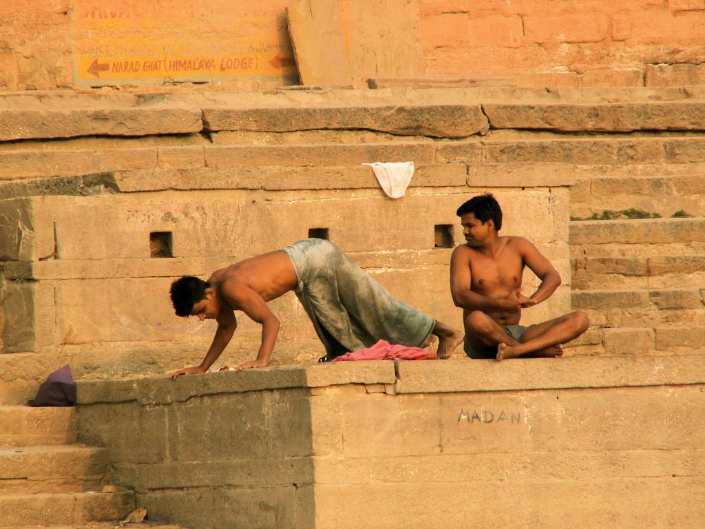 INDIA - VARANASI - twee mannen bij de Ganges rivier