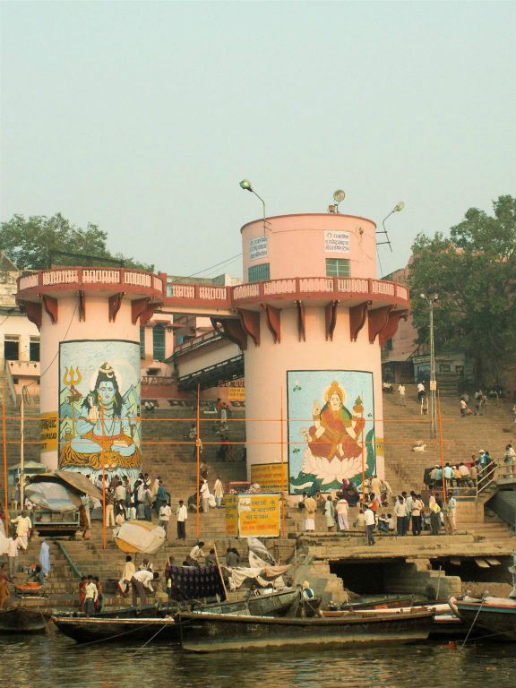 INDIA - VARANASI - twee pilaren bij de heilige trap (ghat) bij de Ganges rivier