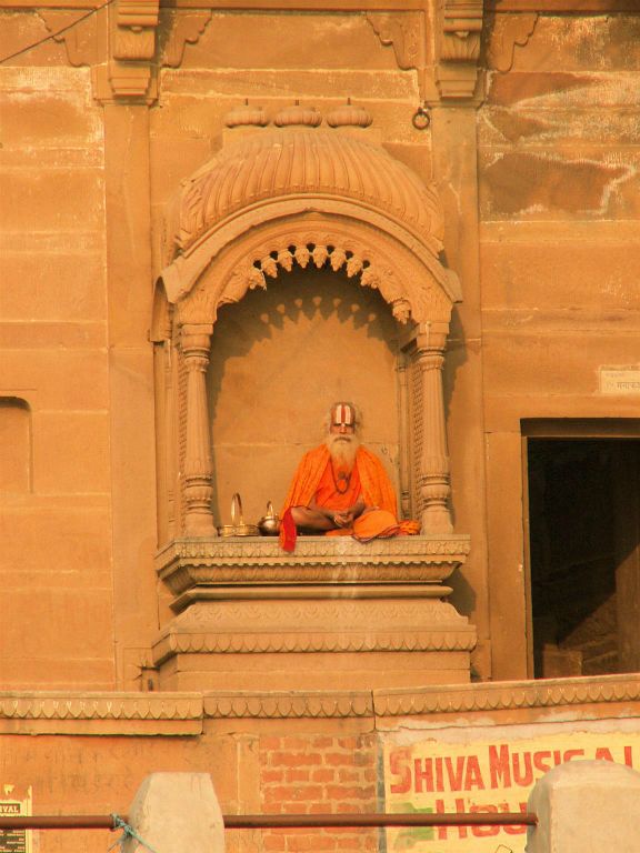 INDIA - VARANASI - een heilige man bij de Ganges rivier