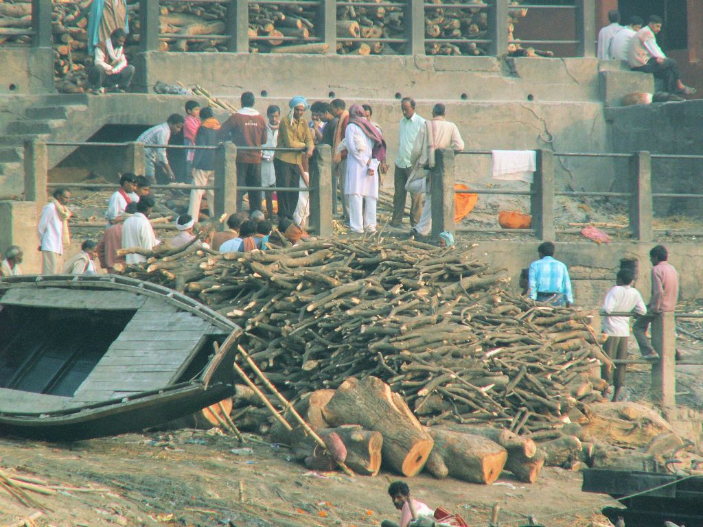 INDIA - VARANASI - het hout bij de lijkenverbrandplaats bij de Ganges rivier
