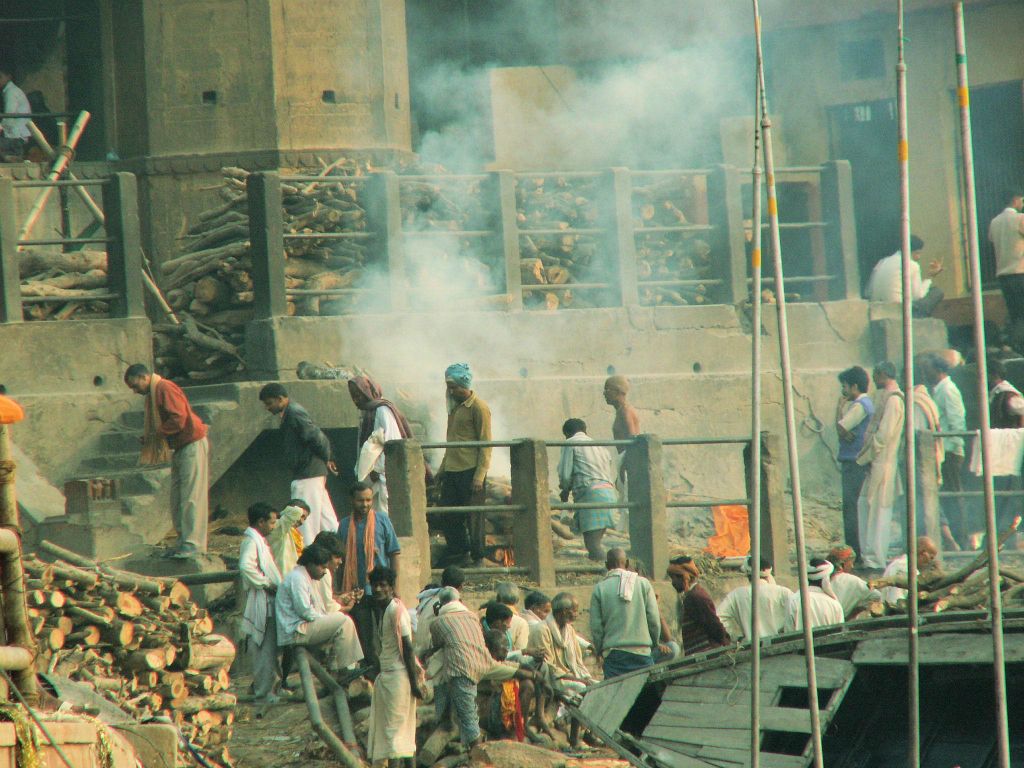 INDIA - VARANASI - de lijkenverbrandplaats bij de Ganges rivier