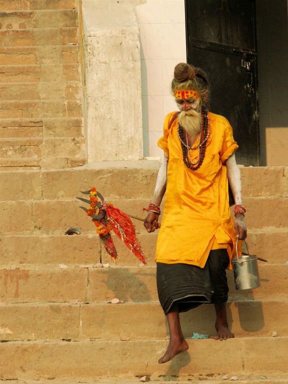INDIA - VARANASI - een heilige man bij de Ganges rivier