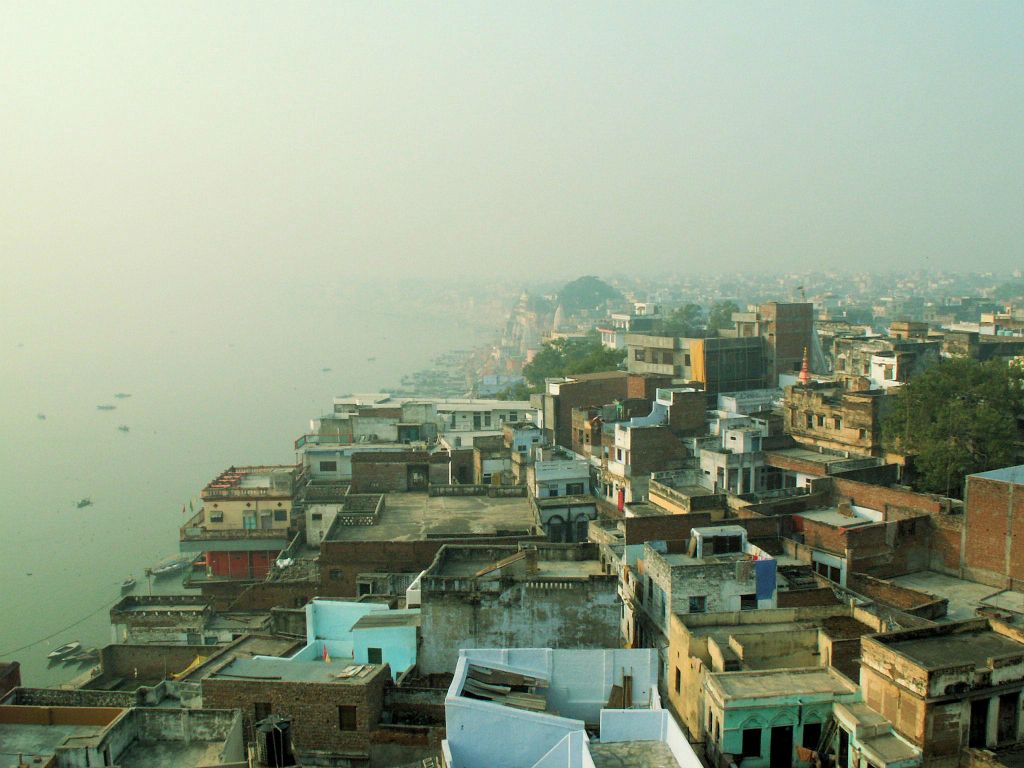 INDIA - VARANASI - het uitzicht vanaf een restaurant