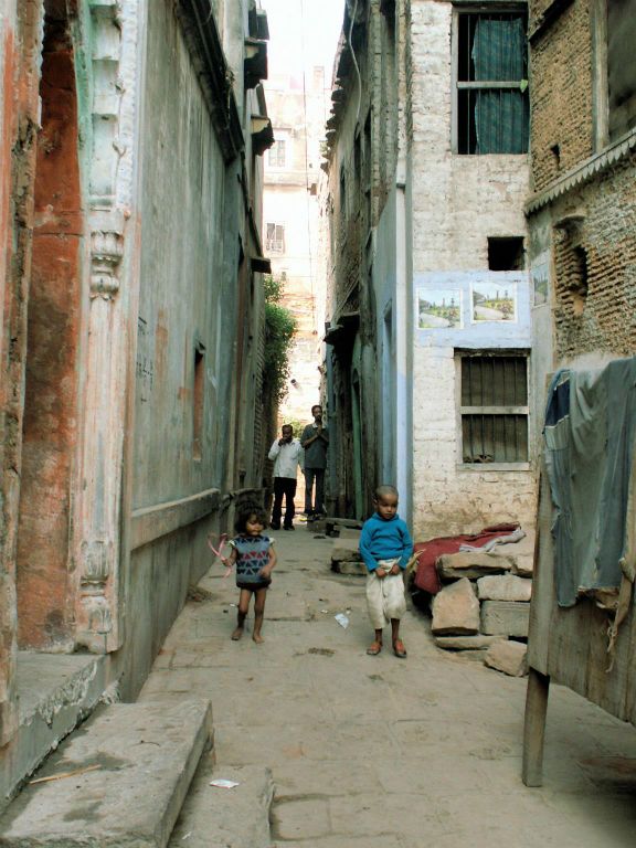 INDIA - VARANASI - een steeg in de buurt van de Ganges rivier