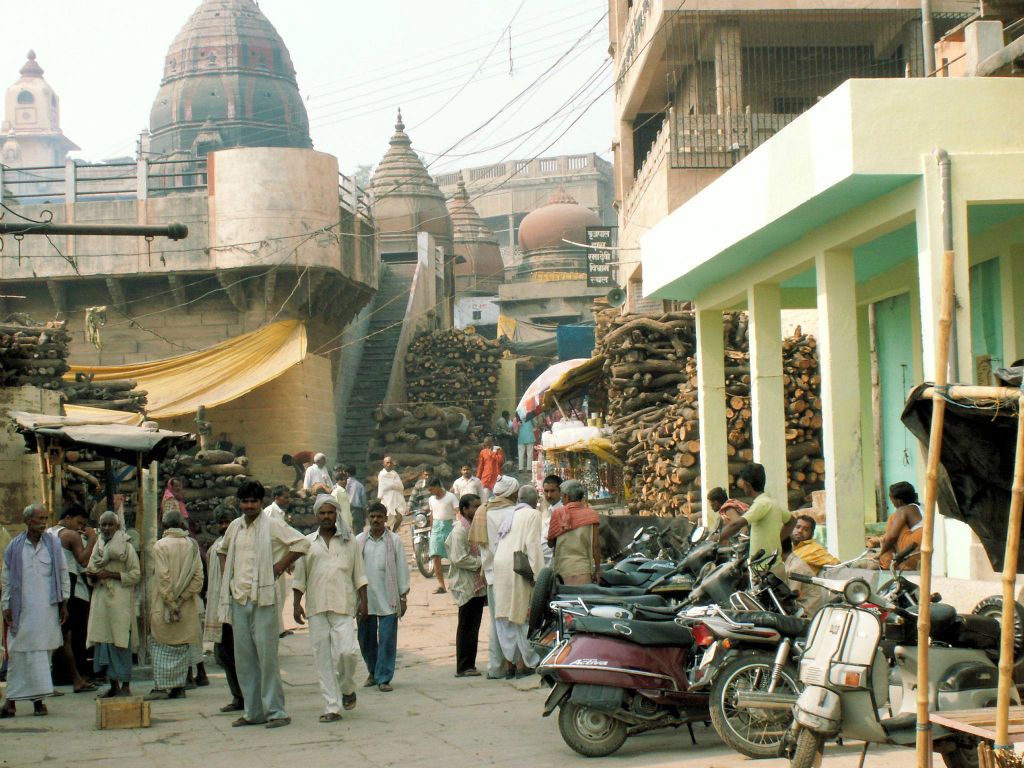 INDIA - VARANASI - een drukte bij de achterkant van de lijkenverbrandplaats bij de Ganges rivier