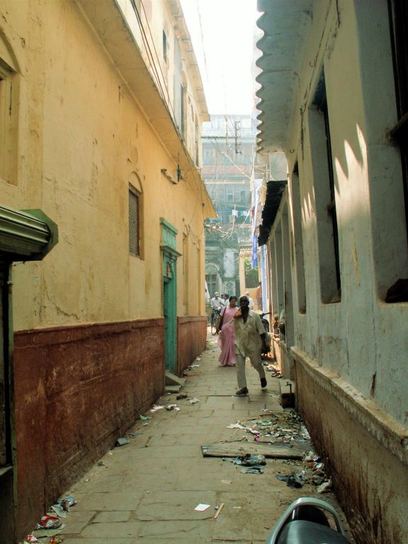 INDIA - VARANASI - een steeg in de buurt van de Ganges rivier