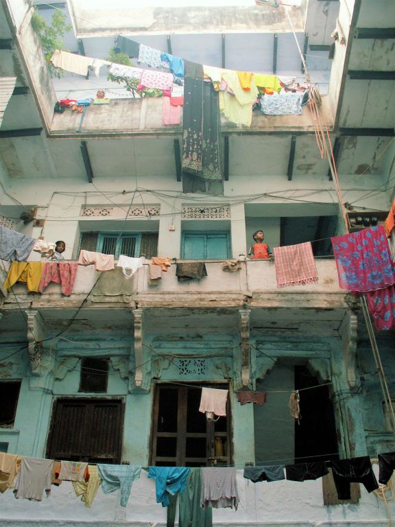 INDIA - VARANASI - een binnenplaats in de buurt van de Ganges rivier