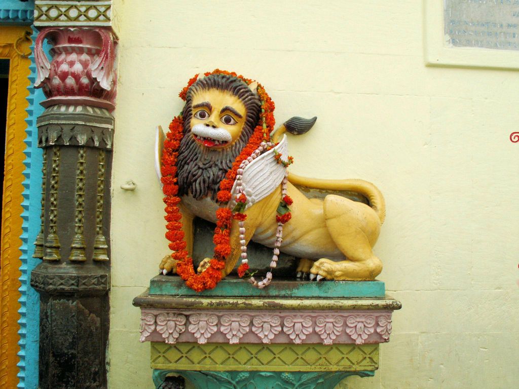 INDIA - VARANASI - een standbeeld in de buurt van de Ganges rivier