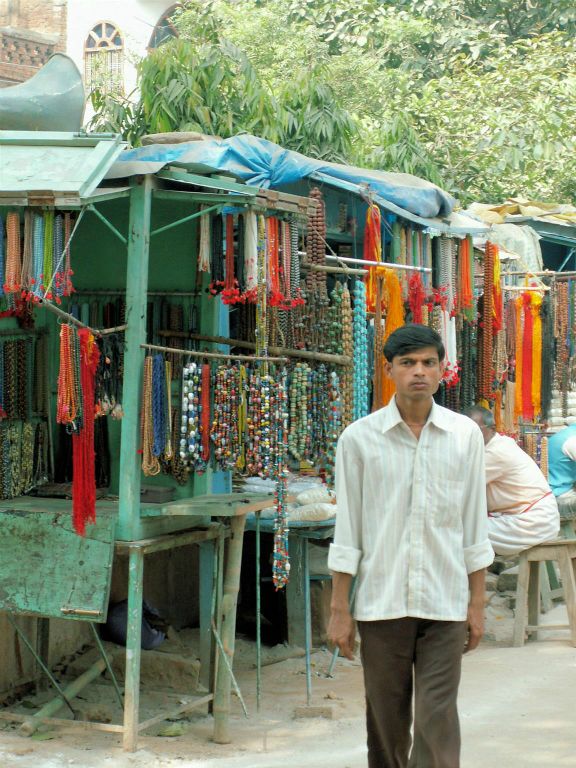INDIA - VARANASI - een markt in de buurt van de Ganges rivier