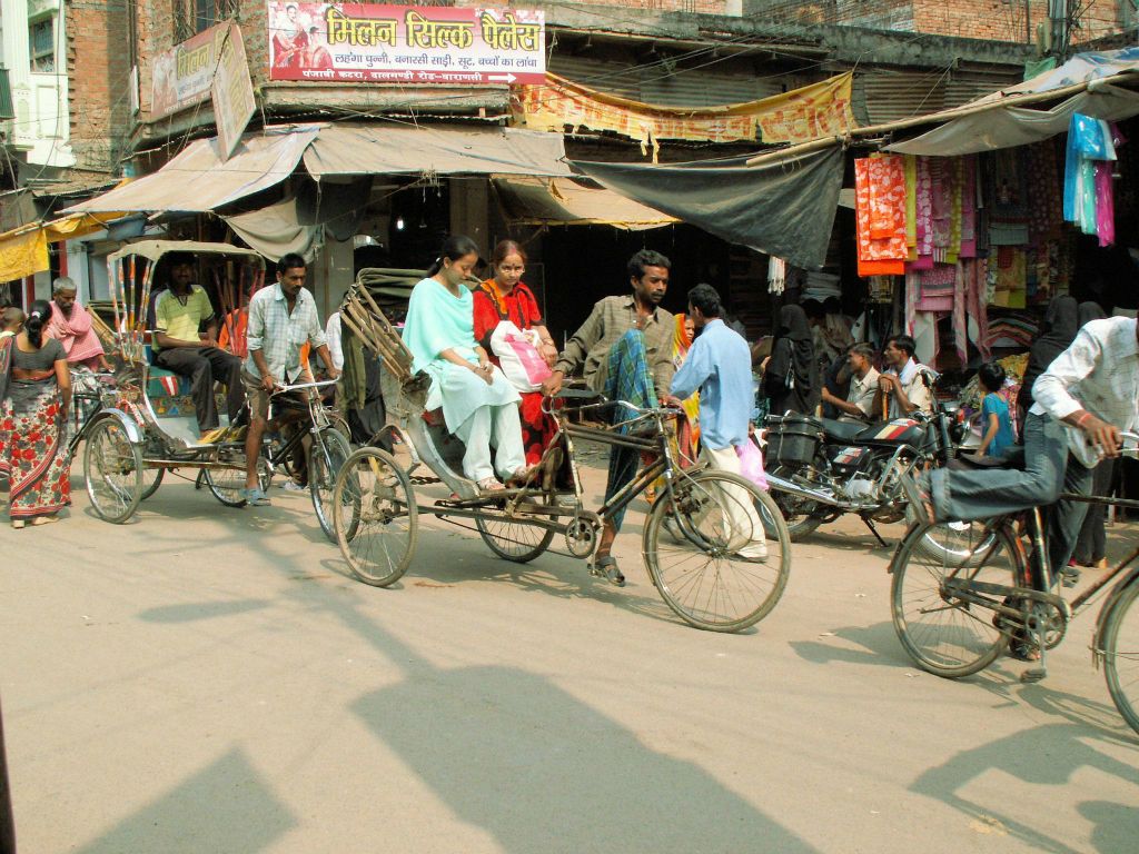 INDIA - VARANASI - een aantal fietsriksja's