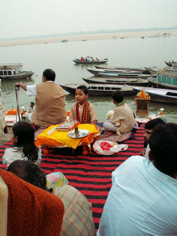 INDIA - VARANASI - een heilige jongen bij de Ganges rivier