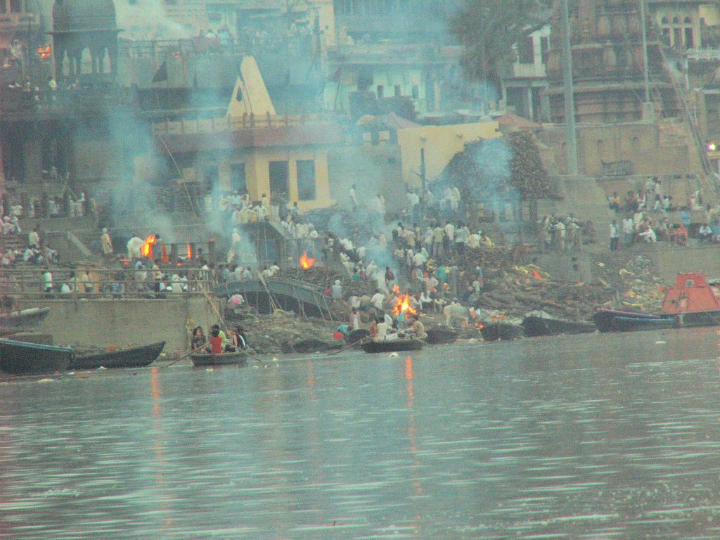 INDIA - VARANASI - enkele lijkverbrandingen bij de Ganges rivier