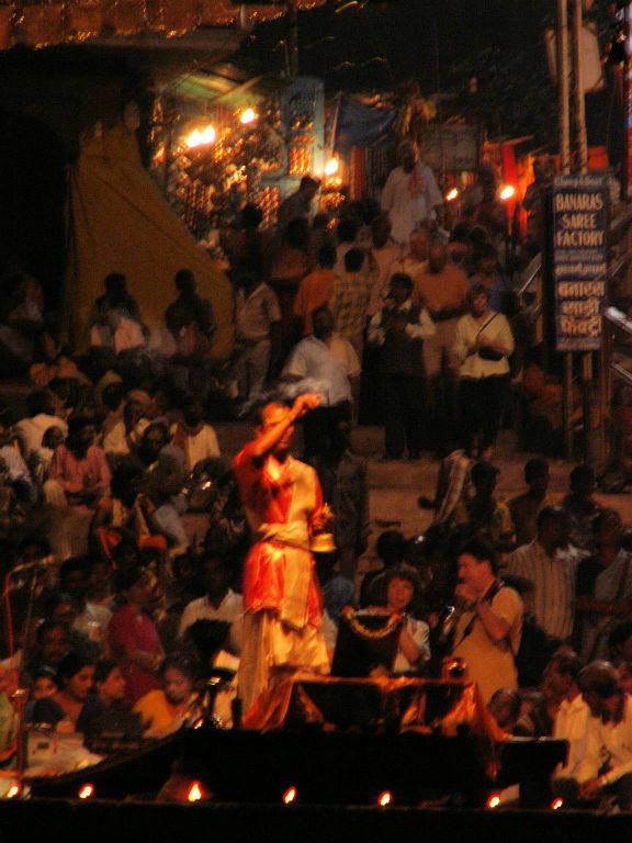 INDIA - VARANASI - een avond ritueel van monniken bij de Ganges rivier