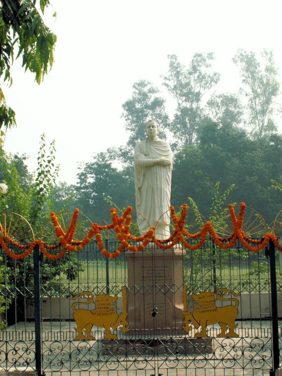 INDIA - SARNATH - een standbeeld ter ere van Anagarika Dharmapala (1864-1933)