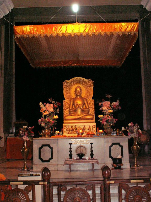 INDIA - SARNATH - een boeddhabeeld in de Mulagandhakuti Vihara