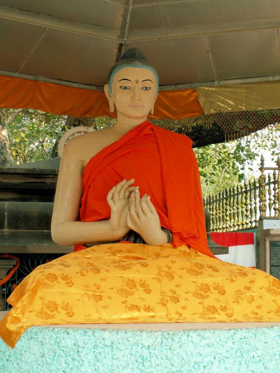 INDIA - SARNATH - een boeddhabeeld